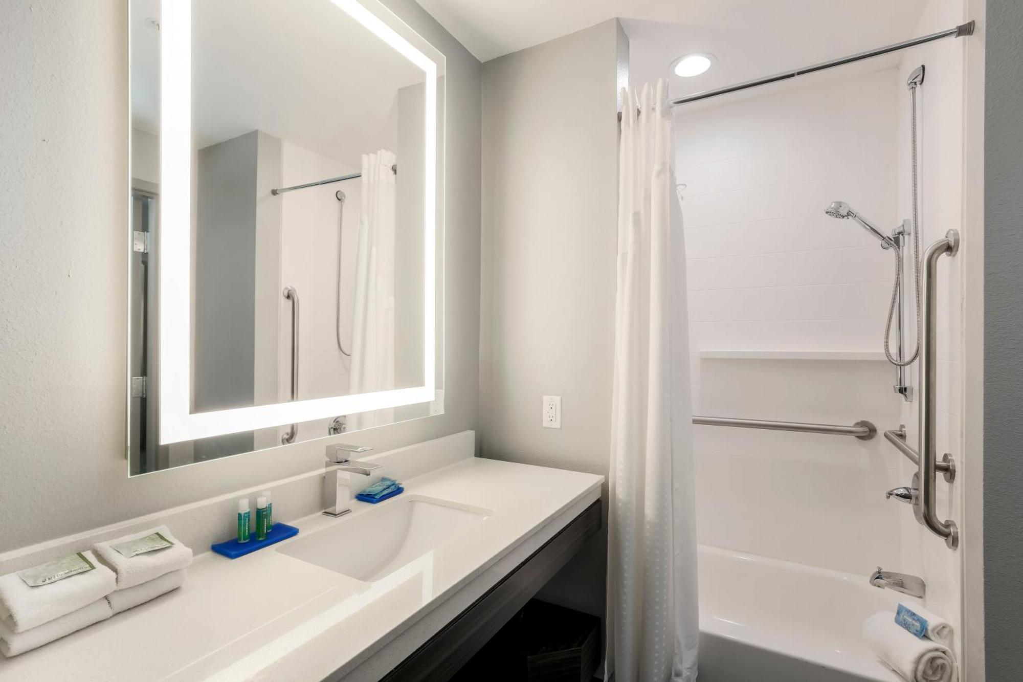 Standard Queen Room with Two Queen Beds and Tub - Mobility/Communications Accessible